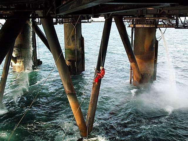 锅炉形成水垢的主要原因是给水中带有硬度成份，经过高温、高压的不断蒸发浓缩以后形成